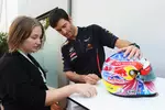 Foto zur News: Mark Webber (Red Bull) mit Zlatka Suboticanec, der Siegerin bei seinem Helmdesign-Gewinnspiel