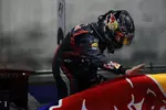 Foto zur News: Sebastian Vettel (Red Bull) streichelt nach dem Sieg sein Auto