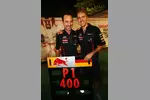 Gallerie: Sebastian Vettel (Red Bull) mit Chefmechaniker Kenny Handkammer, der in Singapur seinen 400. Grand Prix feierte