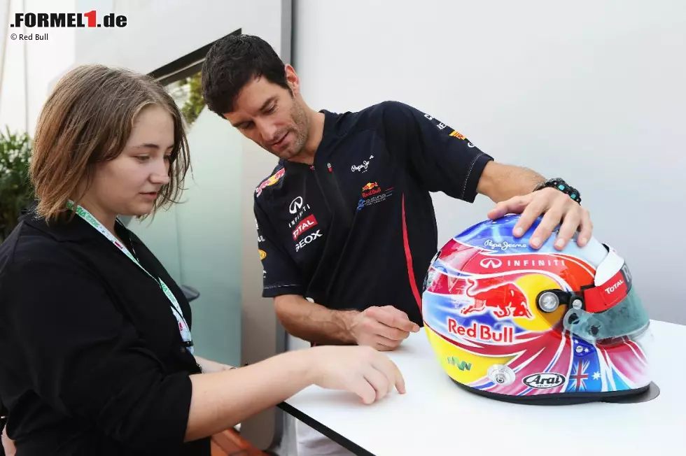 Foto zur News: Mark Webber (Red Bull) mit Zlatka Suboticanec, der Siegerin bei seinem Helmdesign-Gewinnspiel