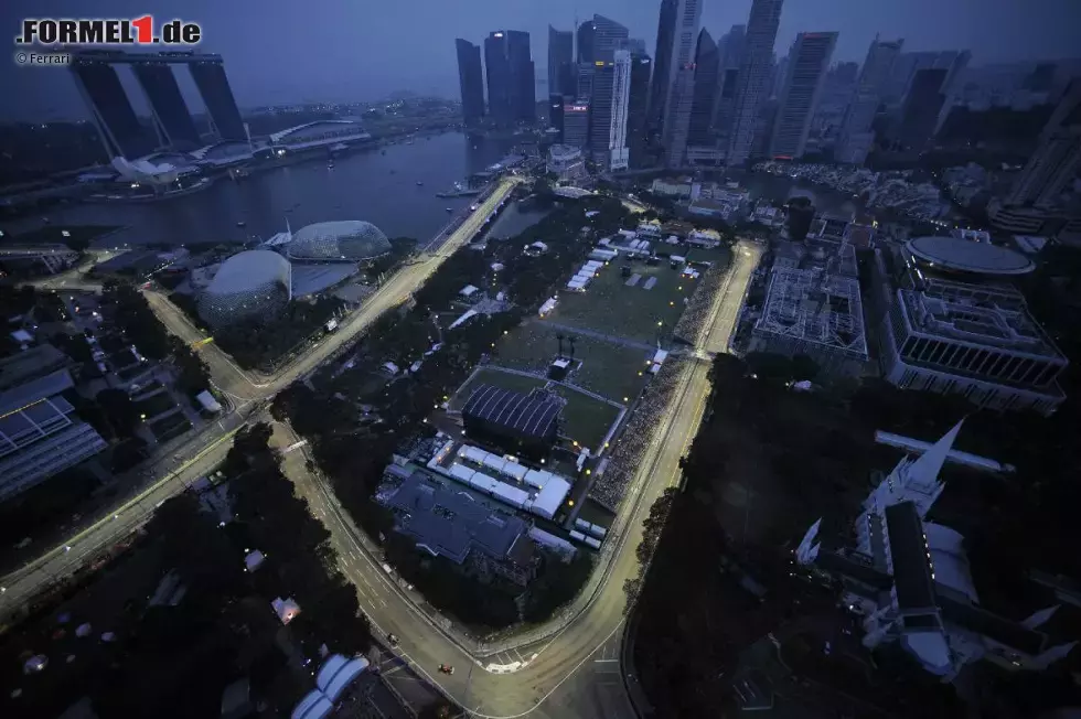 Foto zur News: Fernando Alonso (Ferrari) in traumhafter Singapur-Kulisse