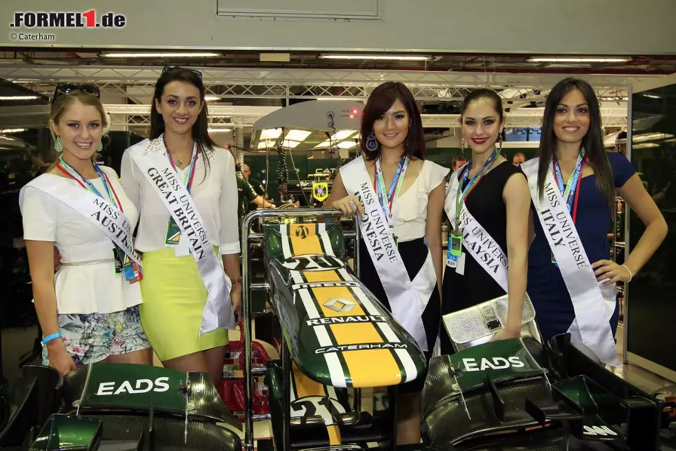 Foto zur News: Miss-Universe-Kandidatinnen bei Caterham