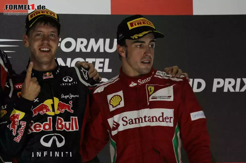 Foto zur News: Sebastian Vettel (Red Bull) und Fernando Alonso (Ferrari)