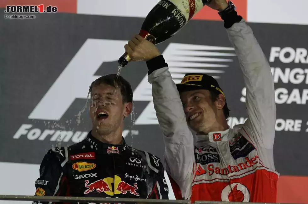 Foto zur News: Sebastian Vettel (Red Bull) und Jenson Button (McLaren)