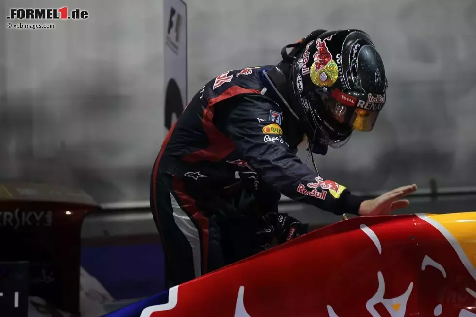 Foto zur News: Sebastian Vettel (Red Bull) streichelt nach dem Sieg sein Auto