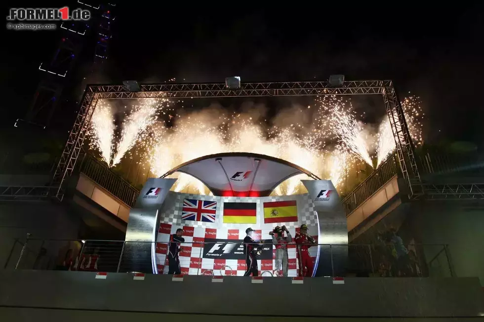 Foto zur News: Jenson Button (McLaren), Sebastian Vettel (Red Bull) und Fernando Alonso (Ferrari) - Feuerwerk auf dem Podest