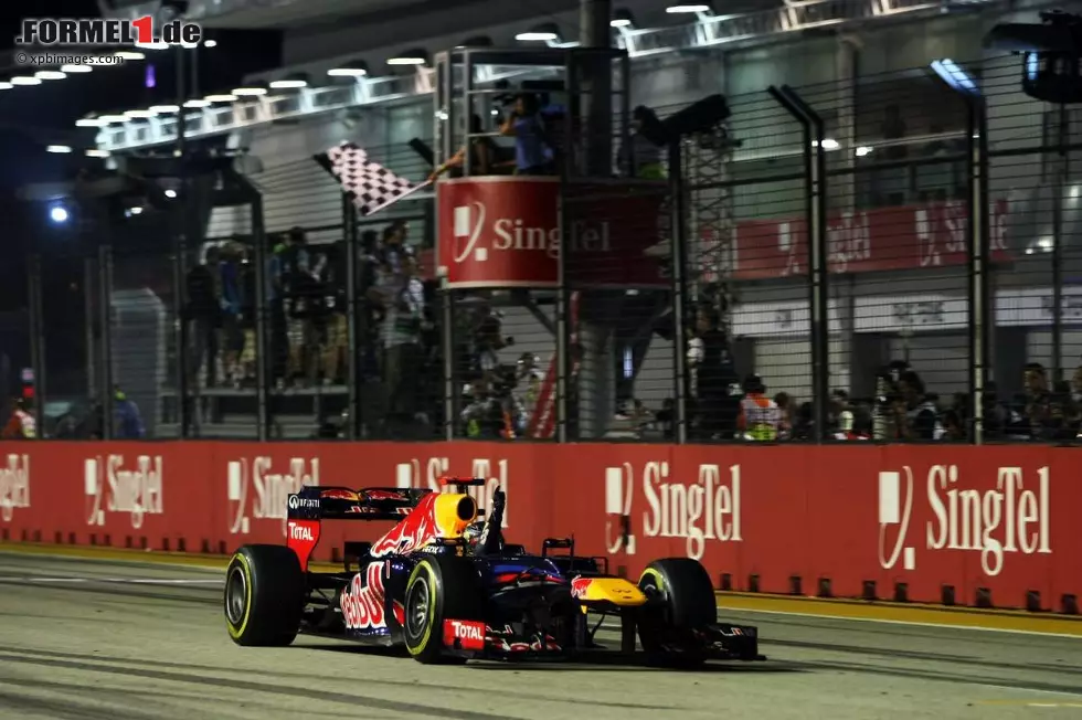 Foto zur News: Sebastian Vettel (Red Bull) gewinnt seinen zweiten Singapur-Grand-Prix