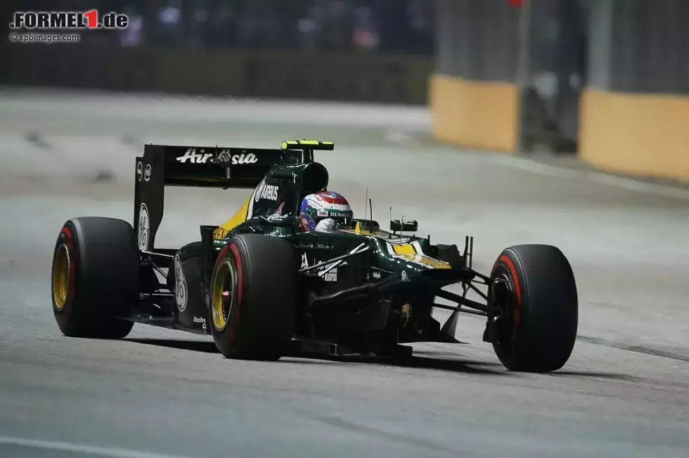 Foto zur News: Witali Petrow (Caterham) kam schon in der ersten Runde in Singapur der Frontflügel abhanden