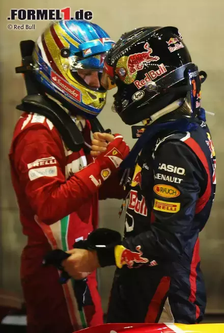 Foto zur News: Gratulation zwischen Sebastian Vettel (Red Bull) und Fernando Alonso (Ferrari)