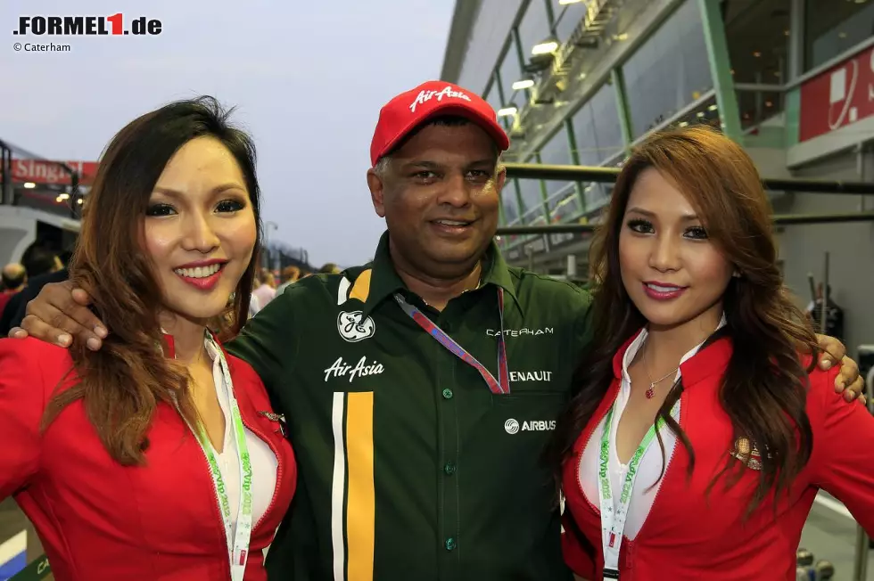 Foto zur News: Teamchef und Airliner Tony Fernandes (Caterham) mit zwei AirAsia-Stewardessen