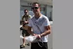 Foto zur News: Michael Schumacher (Mercedes) mit einem Geschenk eines japanischen Fans