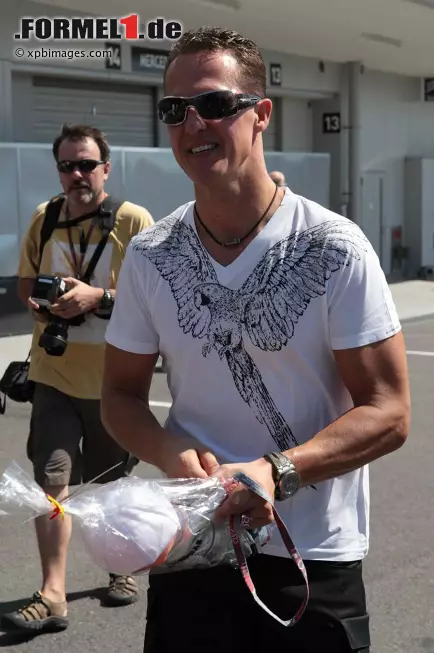 Foto zur News: Michael Schumacher (Mercedes) mit einem Geschenk eines japanischen Fans