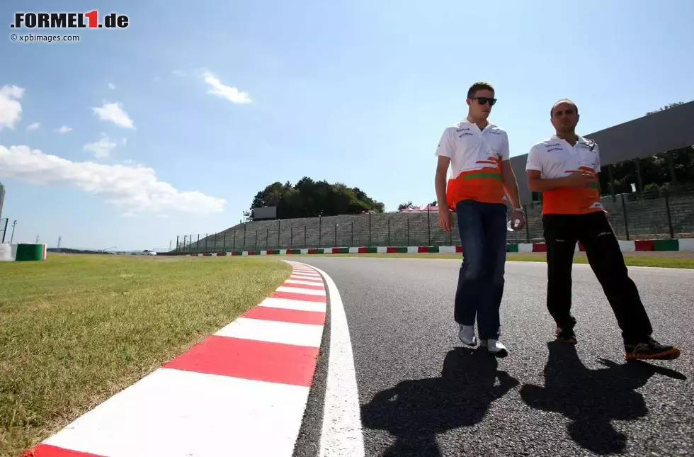 Foto zur News: Paul di Resta (Force India) bei der Streckenbegehung am Donnerstag