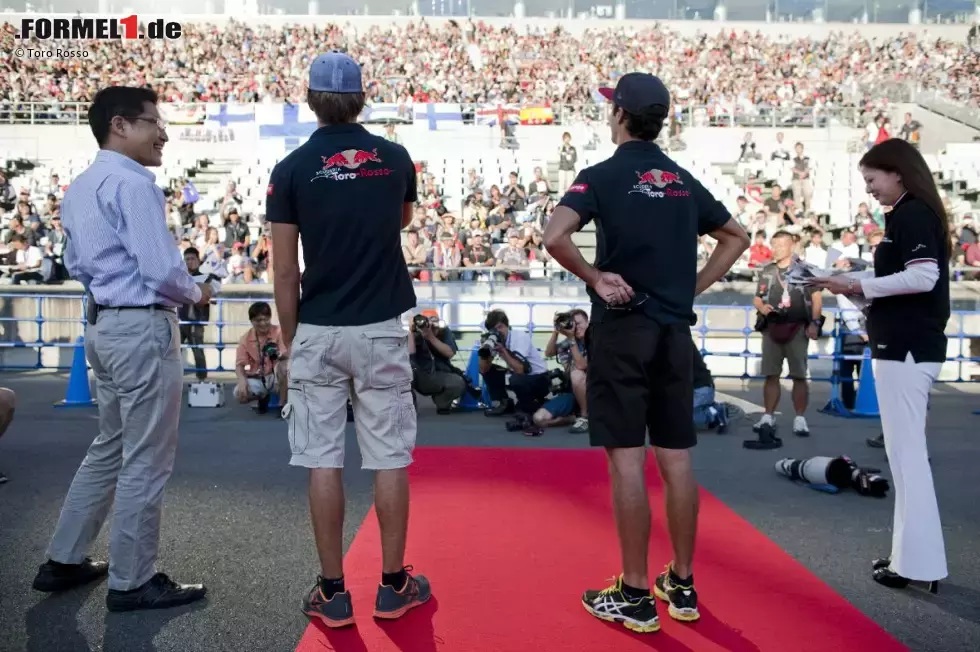 Foto zur News: Daniel Ricciardo und Jean-Eric Vergne (Toro Rosso) staunen über die vielen japanischen Fans - schon am Donnerstag!