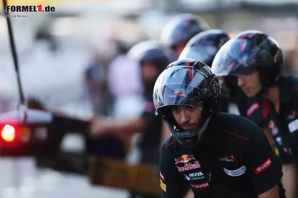 Foto zur News: Die Boxencrew von Toro Rosso übt für das Wochenende