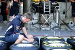 Foto zur News: Red-Bull-Mechaniker beschriftet Pirelli-Reifen