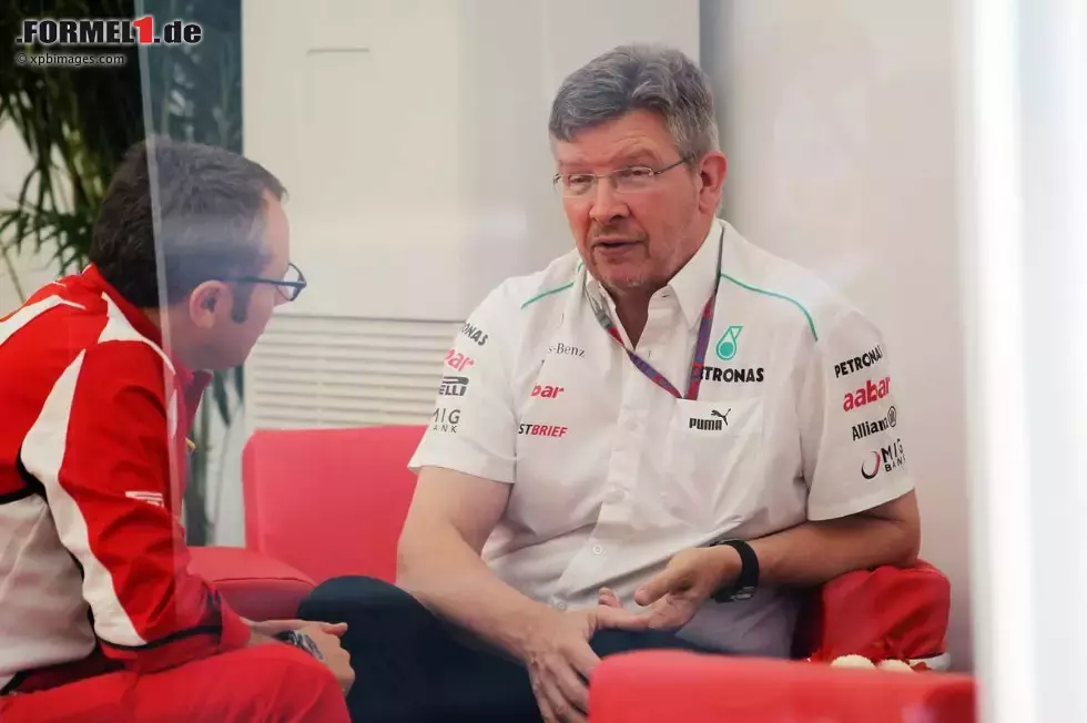 Foto zur News: Stefano Domenicali (Ferrari-Teamchef) und Ross Brawn (Mercedes-Teamchef) im Gespräch