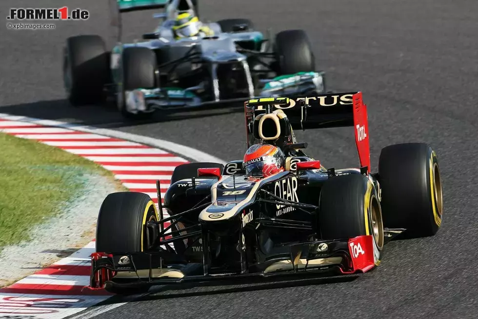 Foto zur News: Romain Grosjean (Lotus) und Nico Rosberg (Mercedes)