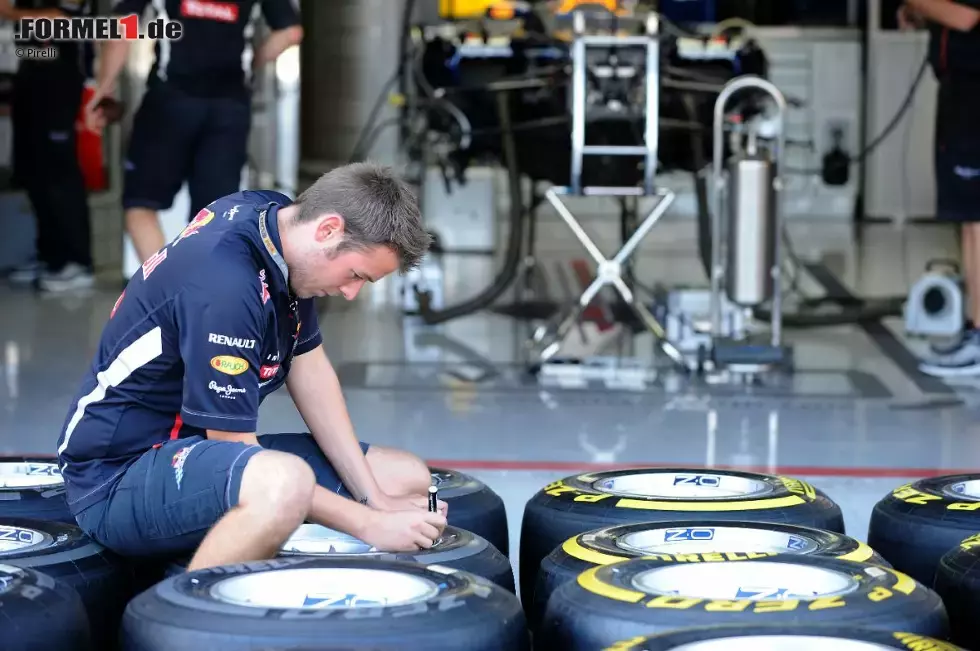 Foto zur News: Red-Bull-Mechaniker beschriftet Pirelli-Reifen