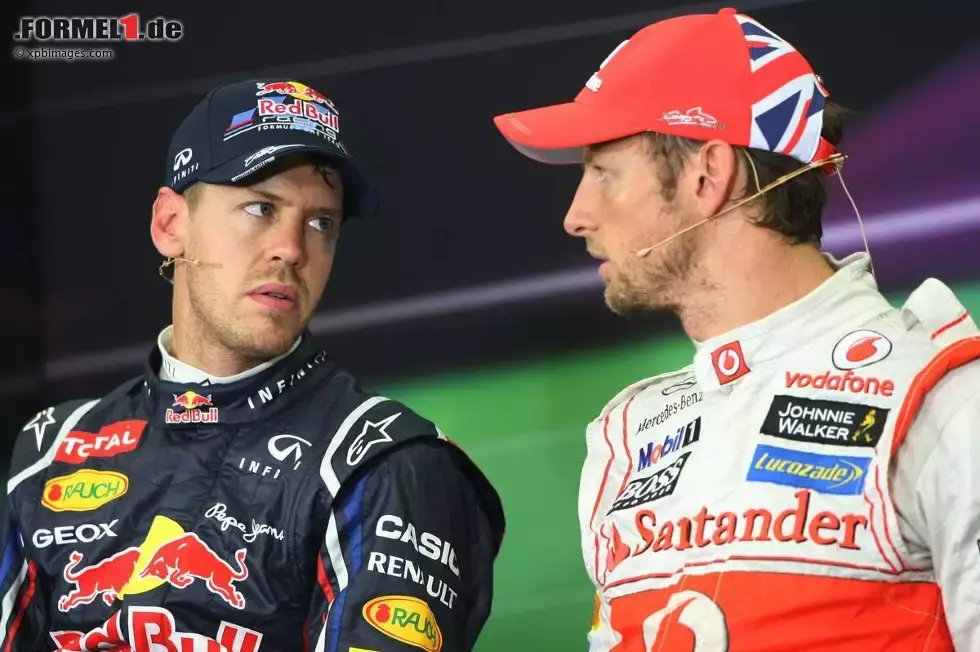 Foto zur News: Sebastian Vettel (Red Bull) und Jenson Button (McLaren)