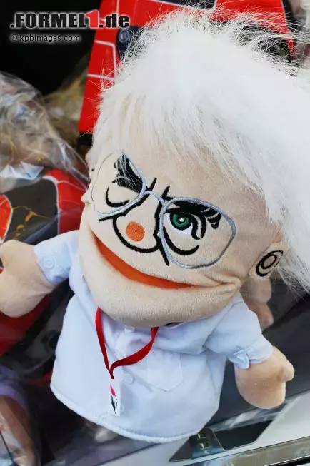 Foto zur News: Bernie Ecclestone (Formel-1-Chef) Figur beim 50 Jubiläum in Suzuka