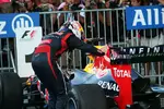 Foto zur News: Sebastian Vettel (Red Bull) streichelt sein Auto, das ihn erneut nicht in Stich gelassen hat