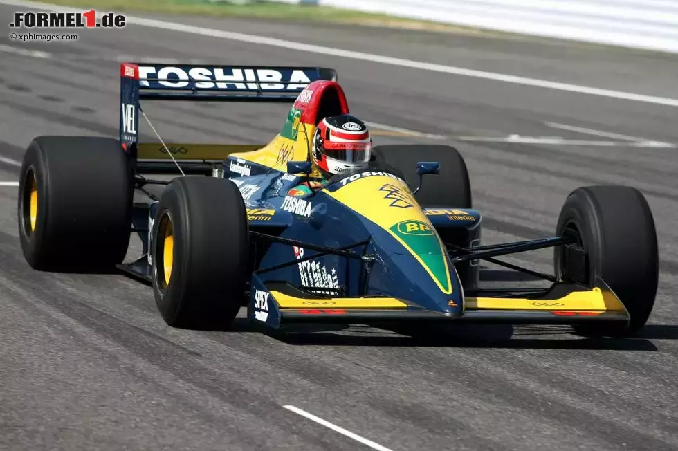 Foto zur News: Aguri Suzuki fährt den Larrousse-Lambo aus dem Jahr 1990, mit dem er als Dritter auf der Podest steigen konnte