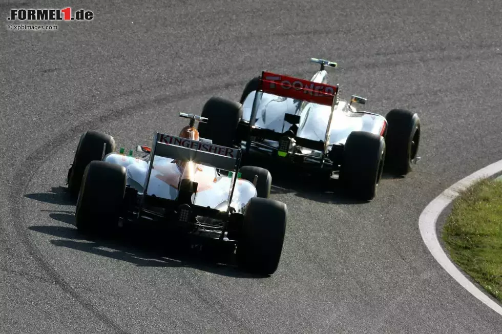 Foto zur News: Nico Hülkenberg (Force India) und Lewis Hamilton (McLaren)