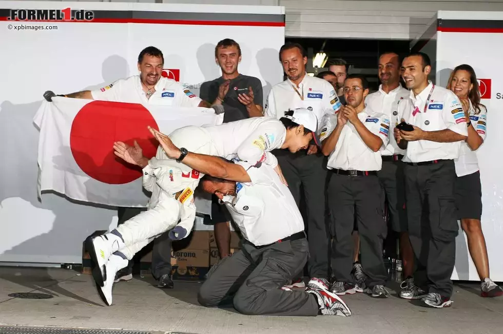 Foto zur News: Freude pur: Kamui Kobayashi (Sauber) und Beat Zehnder (Teammanager, Sauber)