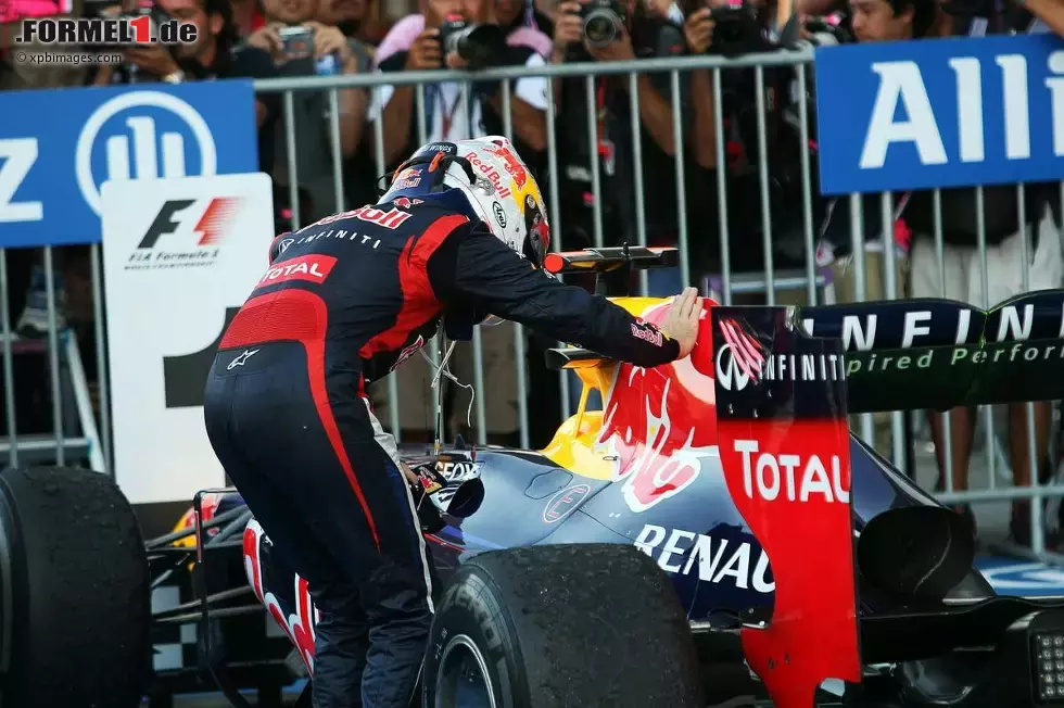 Foto zur News: Sebastian Vettel (Red Bull) streichelt sein Auto, das ihn erneut nicht in Stich gelassen hat