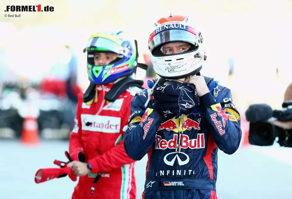 Foto zur News: Sebastian Vettel (Red Bull) und Felipe Massa (Ferrari)