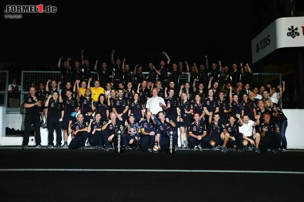 Foto zur News: Sebastian Vettel (Red Bull) feiert mit dem Team seinen Sieg in Japan