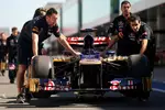 Foto zur News: Mechaniker schieben einen Toro Rosso durch die Boxengasse