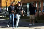 Foto zur News: Sebastian Vettel (Red Bull) mit Medienbetreuerin Britta Roeske