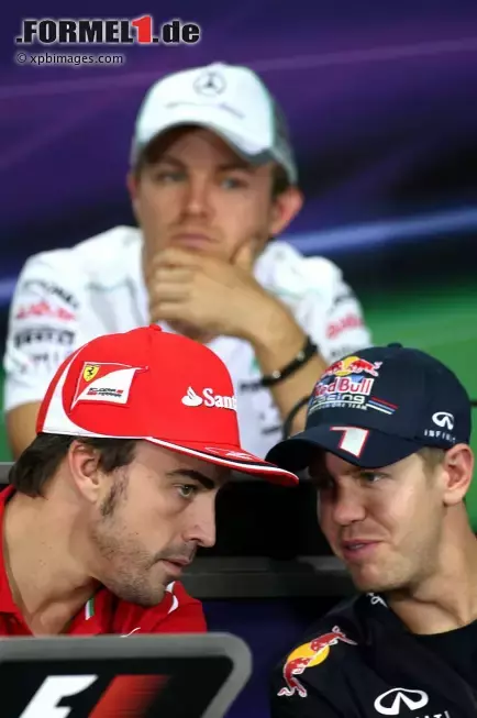 Foto zur News: Fernando Alonso (Ferrari) und Sebastian Vettel (Red Bull). Im Hintergrund: Nico Rosberg (Mercedes).