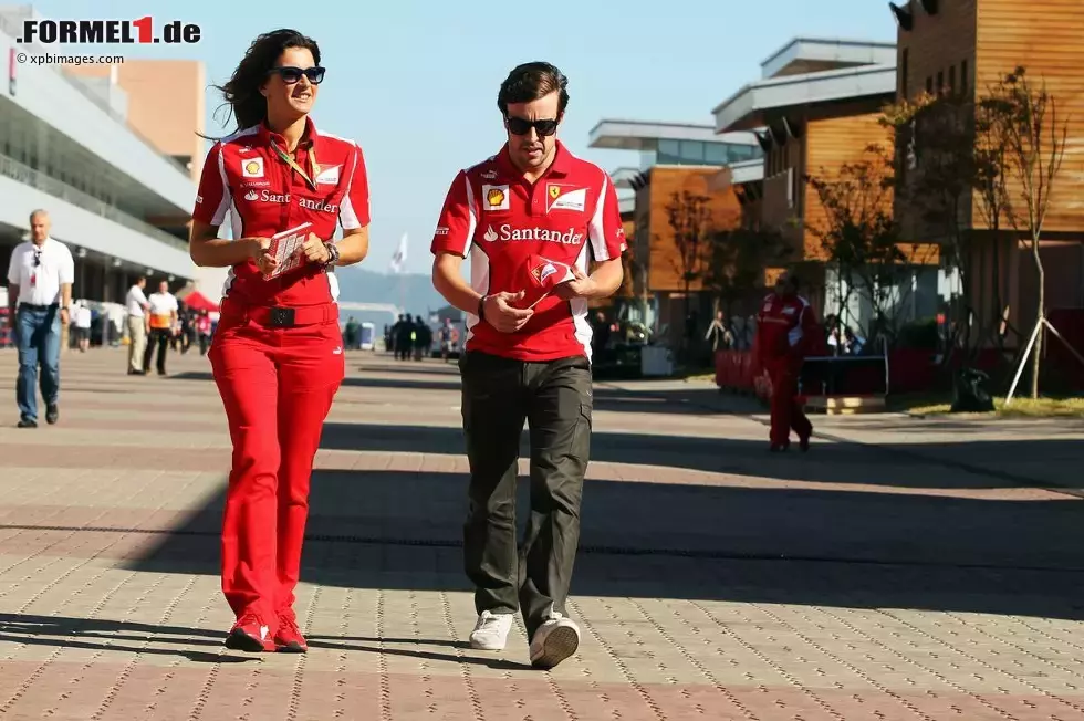 Foto zur News: Fernando Alonso (Ferrari) mit Ferrari-Pressesprecherin