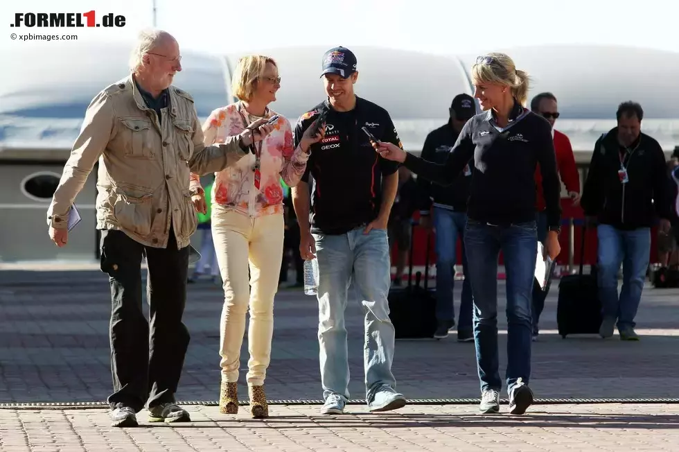 Foto zur News: Die Journalisten Marco Degl&#039;Innocenti und Karin Sturm mit Sebastian Vettel (Red Bull) und dessen Medienbetreuerin Britta Roeske