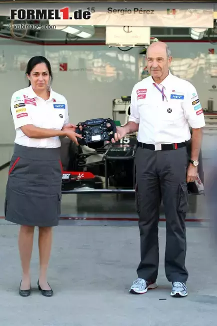 Foto zur News: Die erste Teamchefin der Formel-1-Geschichte: Monisha Kaltenborn (Sauber-Geschäftsführerin) übernimmt das Lenkrad von Peter Sauber (Teamchef)