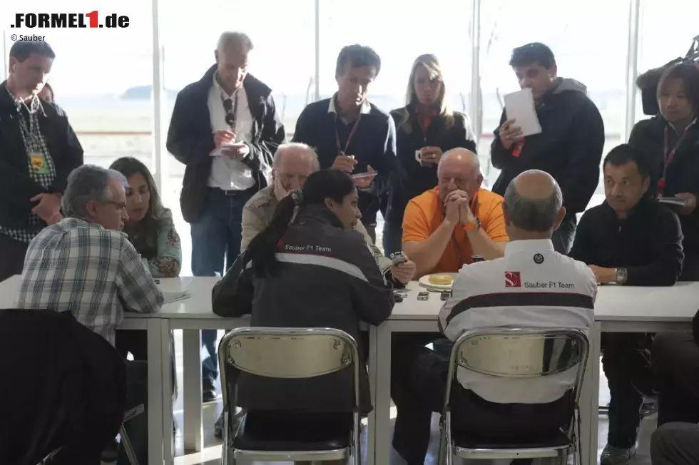 Foto zur News: Stabübergabe bei Sauber: Monisha Kaltenborn und Peter Sauber geben eine Pressekonferenz