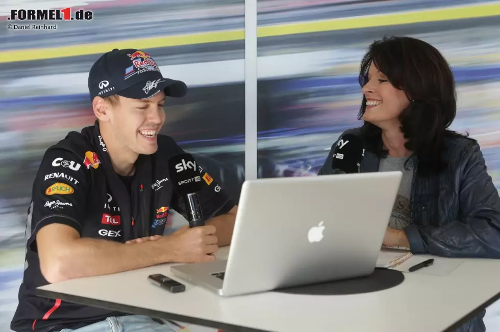 Foto zur News: Sebastian Vettel (Red Bull) im Interview mit Tanja Bauer von Sky