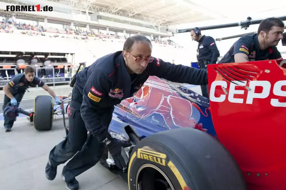 Foto zur News: Toro Rosso: Mechaniker bei der Arbeit