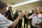 Foto zur News: Norbert Haug (Mercedes-Motorsportchef), Ross Brawn (Mercedes-Teamchef) und und Peter Sauber (Teamchef)