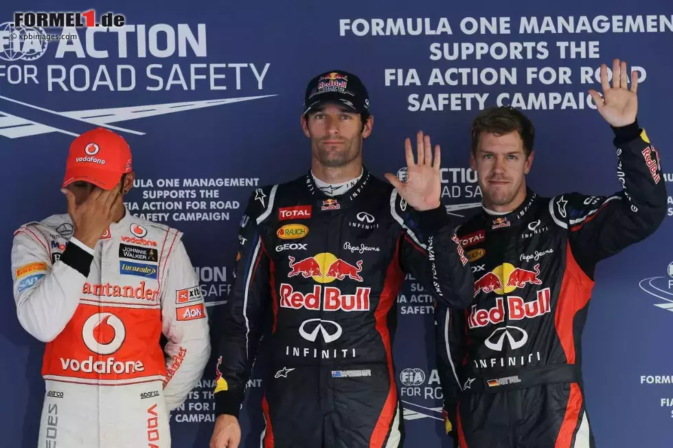 Foto zur News: Nach dem Qualifying: Lewis Hamilton (McLaren), Mark Webber (Red Bull) und Sebastian Vettel (Red Bull)