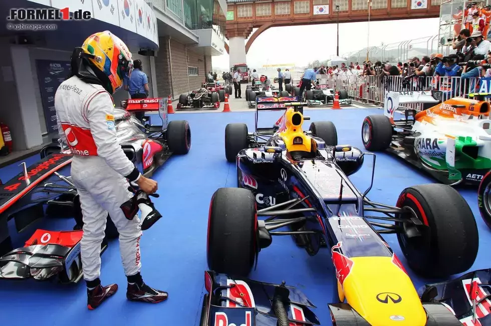 Foto zur News: Lewis Hamilton (McLaren) begutachtet das Auto von Mark Webber (Red Bull)