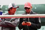 Foto zur News: Sergio Perez (Sauber) und Lewis Hamilton (McLaren)