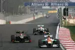 Foto zur News: Romain Grosjean (Lotus) und Nico Hülkenberg (Force India)