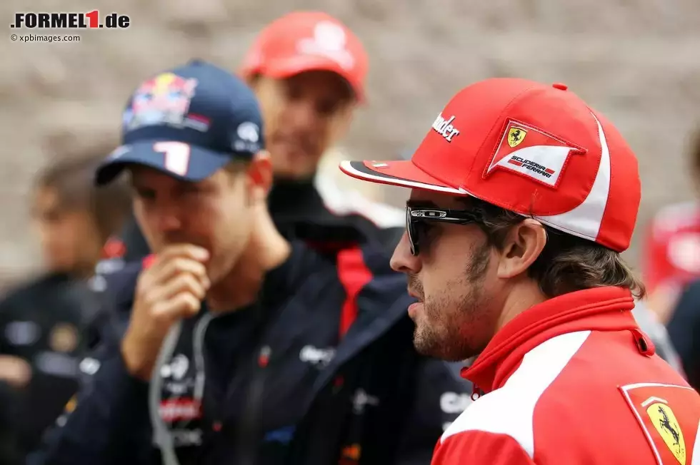 Foto zur News: Sebastian Vettel (Red Bull) und Fernando Alonso (Ferrari)