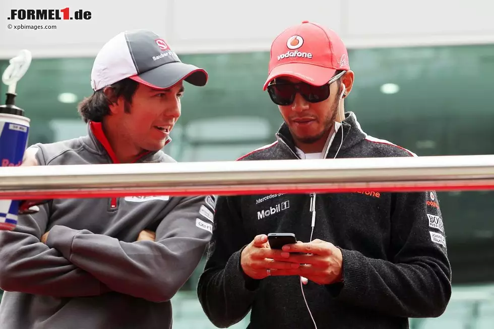 Foto zur News: Sergio Perez (Sauber) und Lewis Hamilton (McLaren)