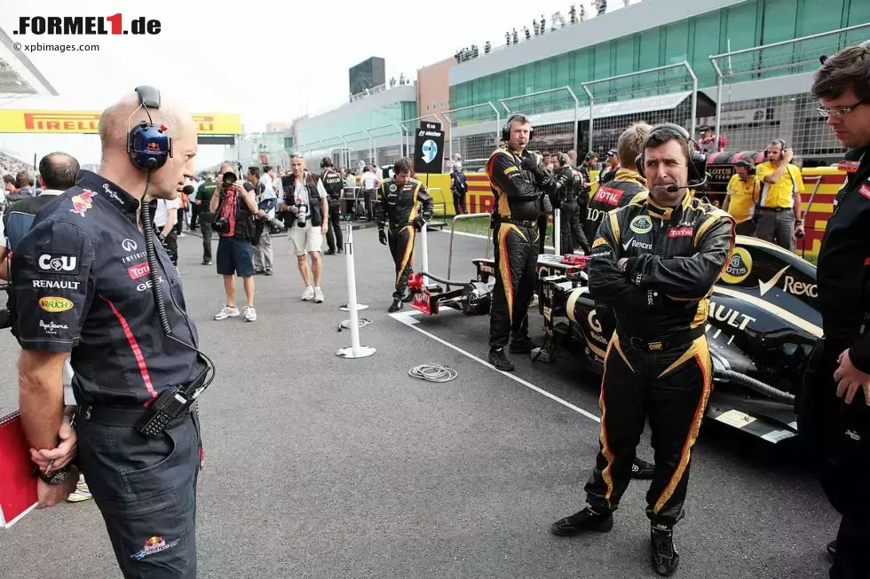 Foto zur News: Adrian Newey (Technischer Direktor, Red Bull) und Kimi Räikkönen (Lotus)