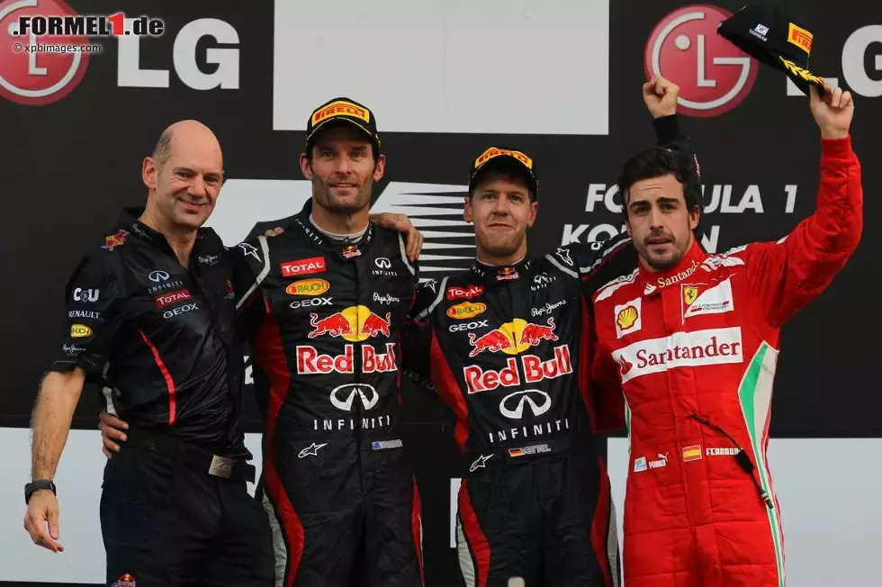 Foto zur News: Adrian Newey (Technischer Direktor, Red Bull), Sebastian Vettel (Red Bull), Mark Webber (Red Bull) und Fernando Alonso (Ferrari)